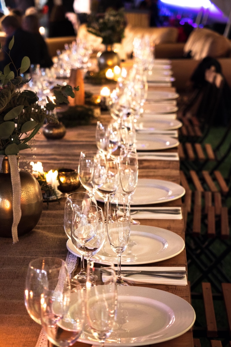 Tafel festlich eingedeckte lange Tafel