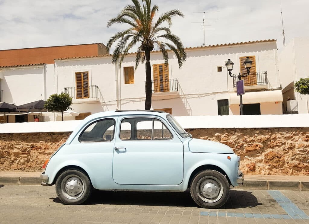 Oldtimer ibiza Alter Fiat 500 vor Häuserzzeile auf Ibiza