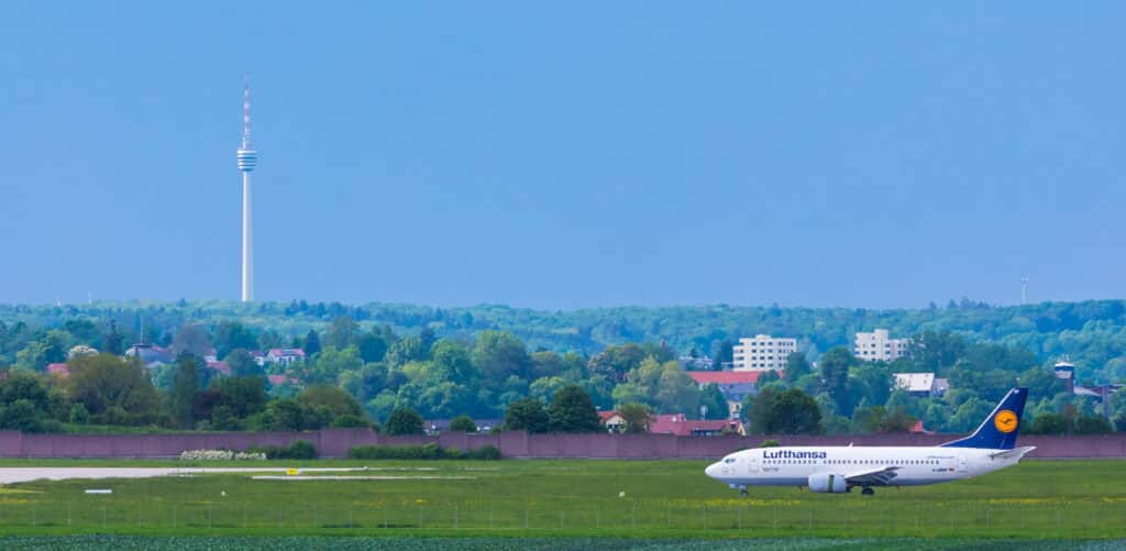 Panorama vom Flughafen Stuttgart mit dem Fernsehturm im Hintergrund Lufthansa Flieger auf der Rollbahn in Stuttgart im Sommer mit Fernsehturm im Hintergrund