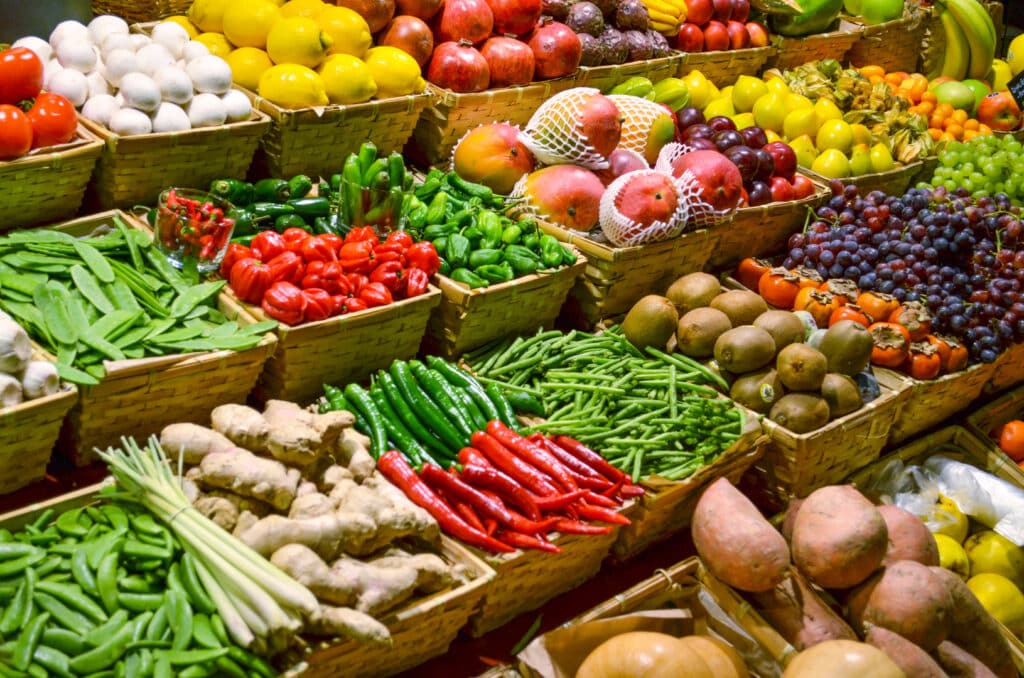 Fruit market with various colorful fresh fruits and vegetables Frisches Gemüse an einem Marktstand
