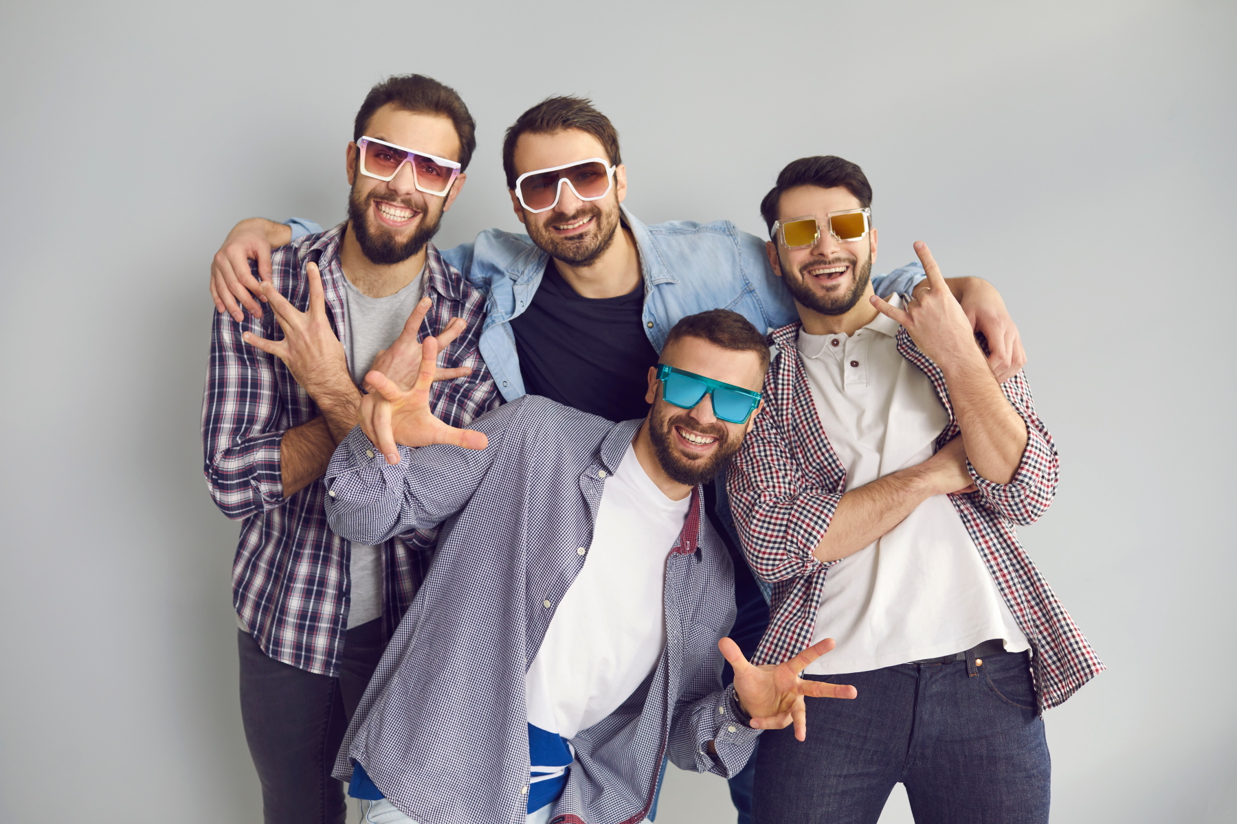 Gruppe junger Männer mit Sonnenbrillen posen für ein Foto