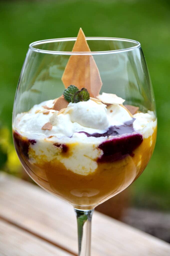 mango-blaubeer-dessert-im Stilglas Mango Blaubeer Trifle im Stilglas mit Keks - Rezept von Thomas Holzportz