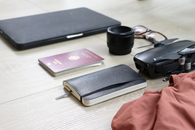 Reisepass, Notebook, Notizbuch, Brille etc.