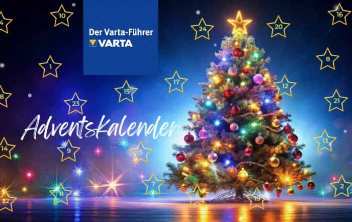 Bunt geschmücker Christbaum auf einem zugefrorenen See vor dunkelblauem Nachthimmel mit bunten Lichtreflektionen auf dem See und im Hintergrund