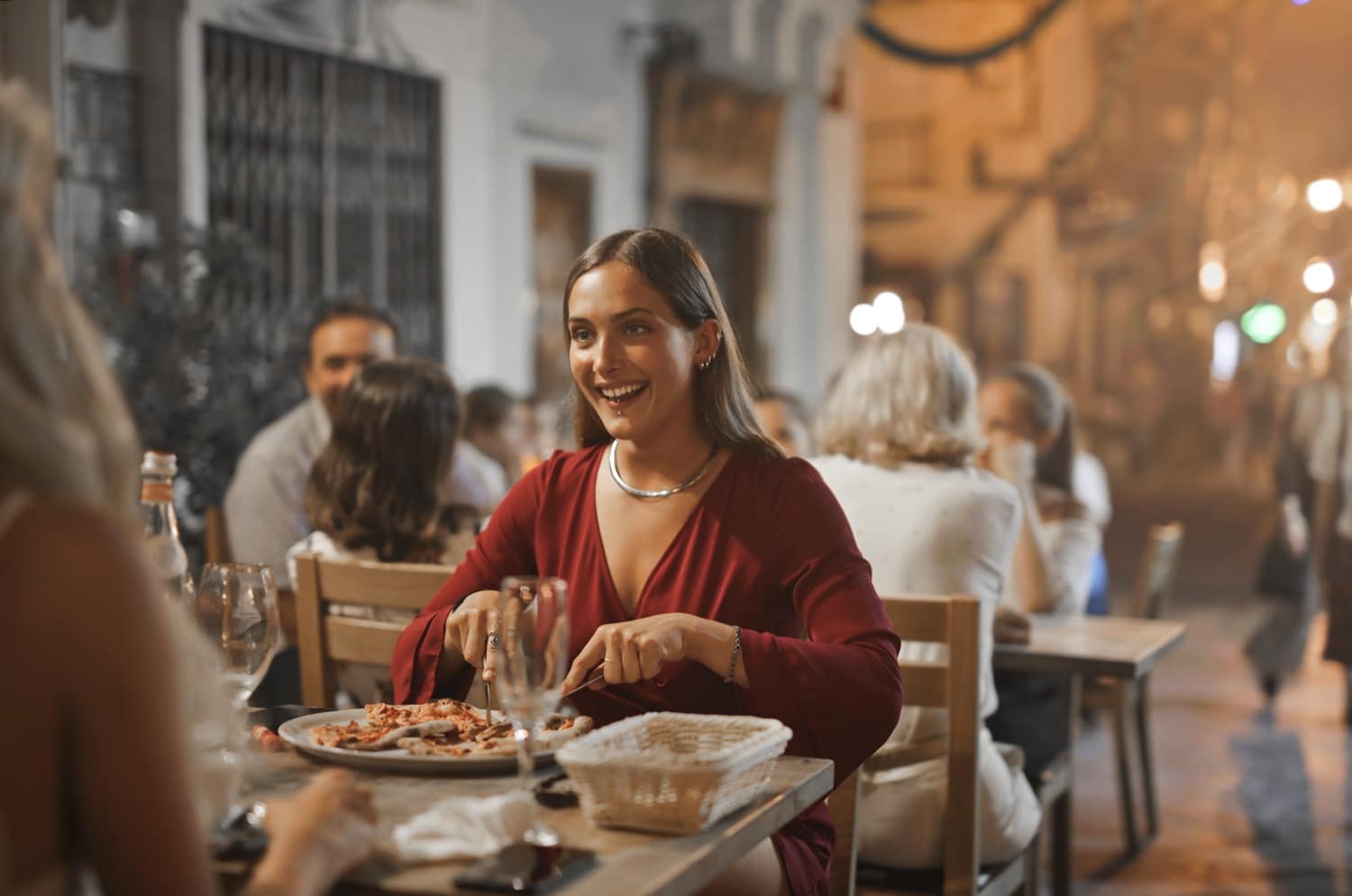 Summer dinner Frau mit langem braunen Haar in einem Restaurant beim Pizza essen