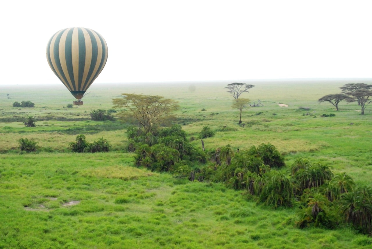 Heißluftballon über der Serengeti