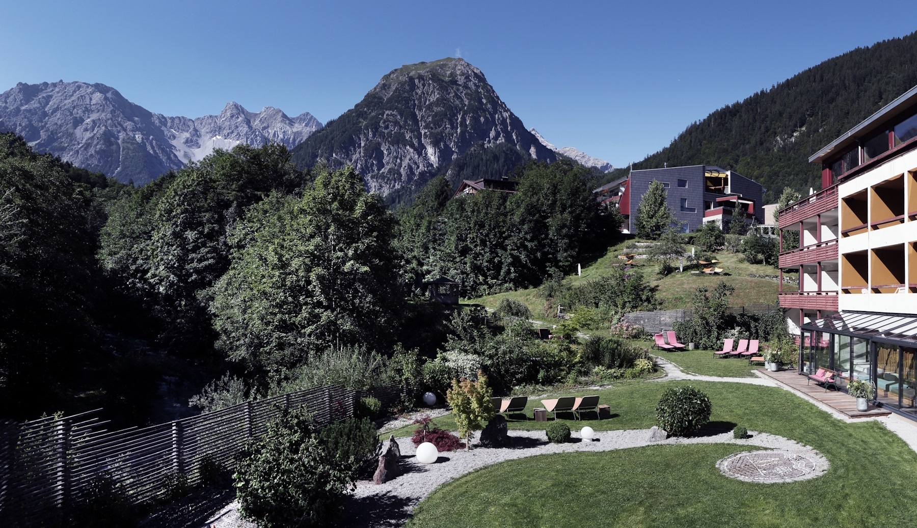Panoramagarten Hotel Walliserhof Bergpanorama im Sommer mit Hotel Walliserhof und Garten in Brand bei Bludenz in Vorarlberg