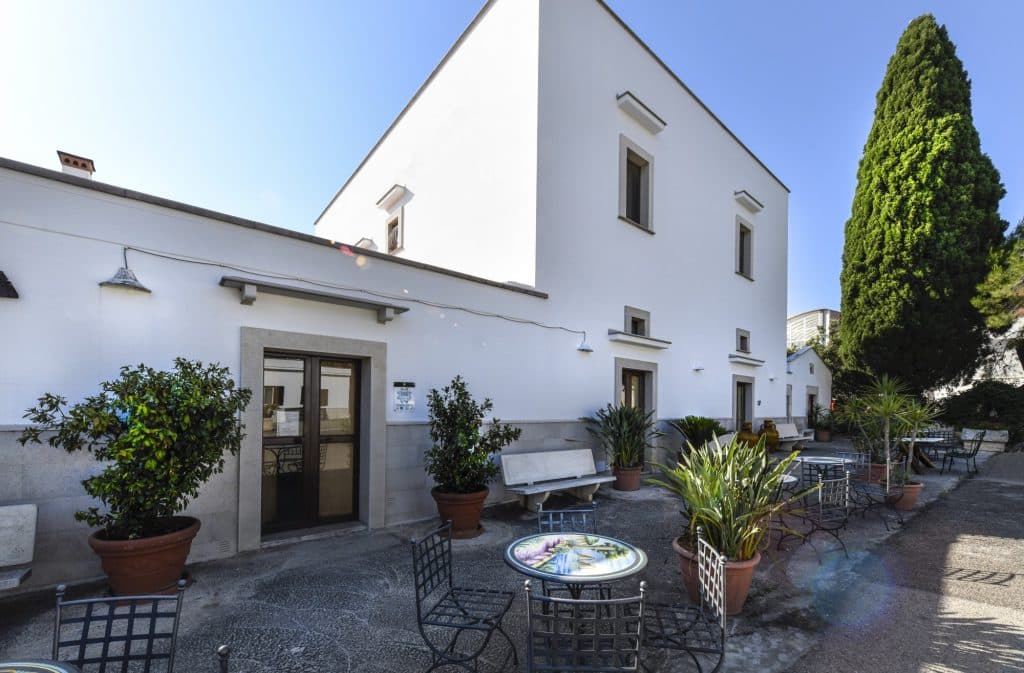 Gebäude-Weingut Gebäude mit Terrasse des Weinguts Torrevento in Apulien, Italien