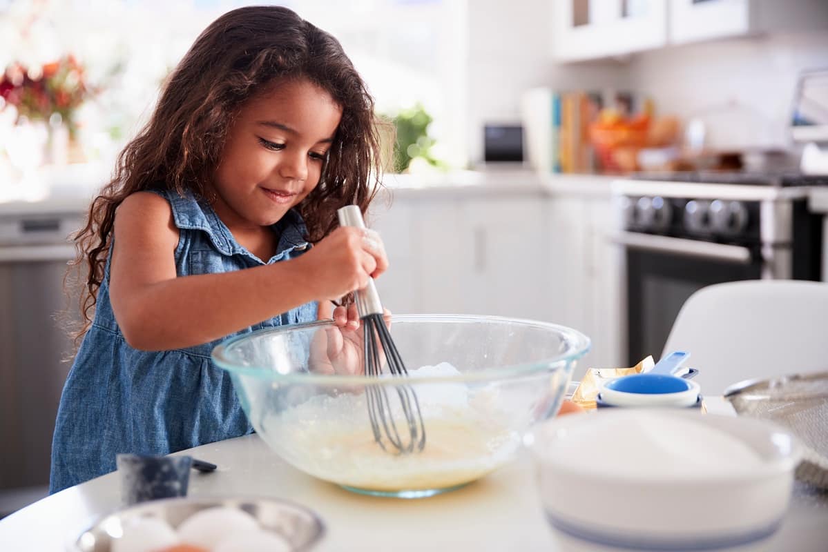 Mädchen beim Kuchenbacken - Kochen mit Kindern