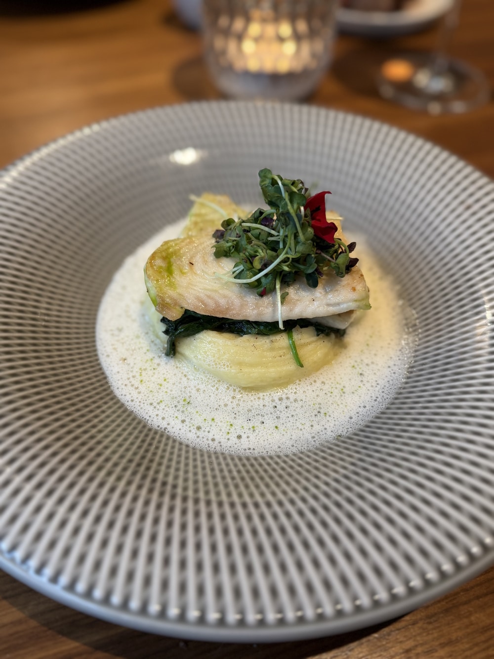Müllers in der Mühle – Foodbild Müllers in der Mühle - Foodbild auf grauem Teller