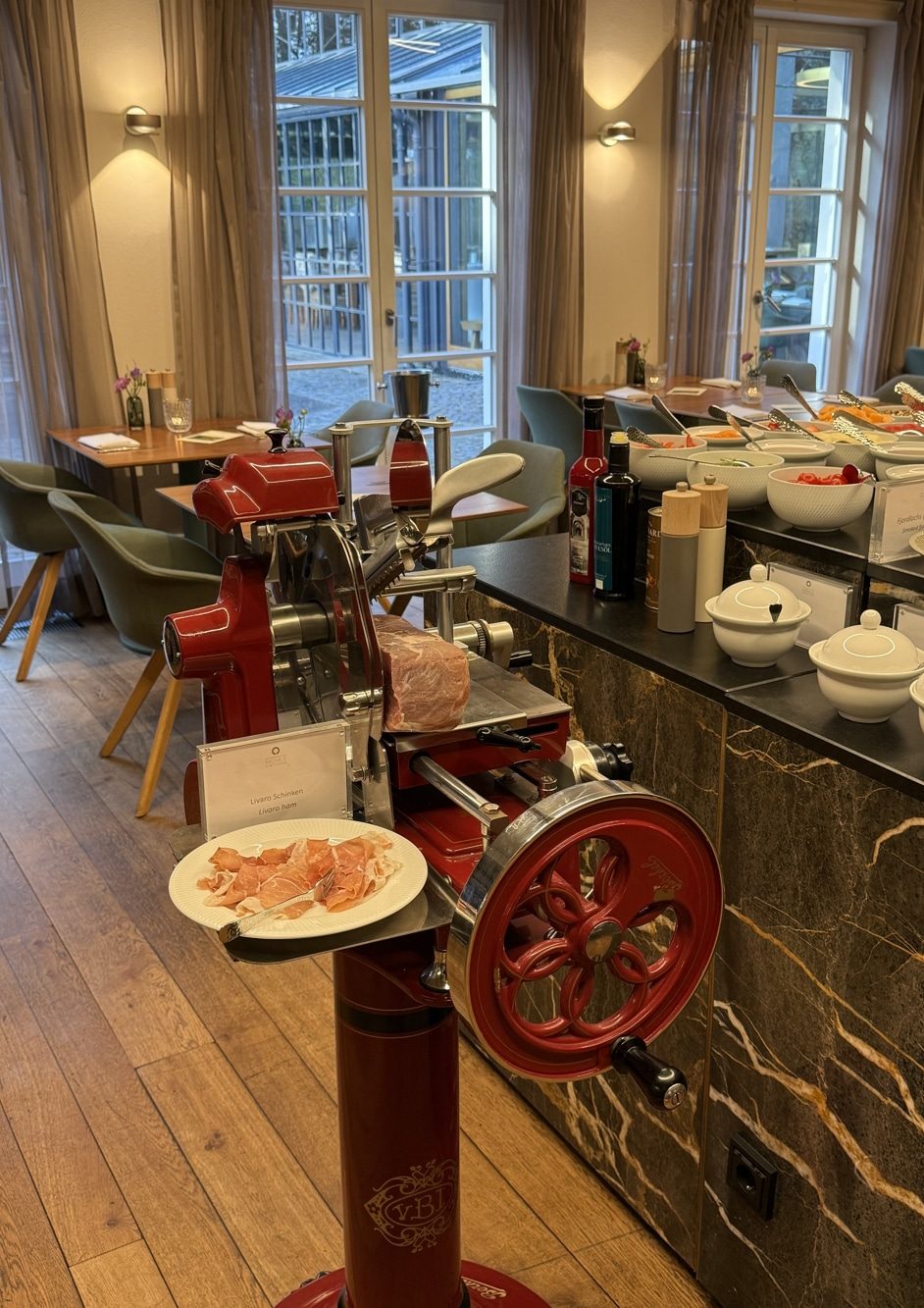 Frühstück – Schinken an der Berkel-Maschine Frühstück - Schinken an der Berkel-Maschine im Frühstücksraum