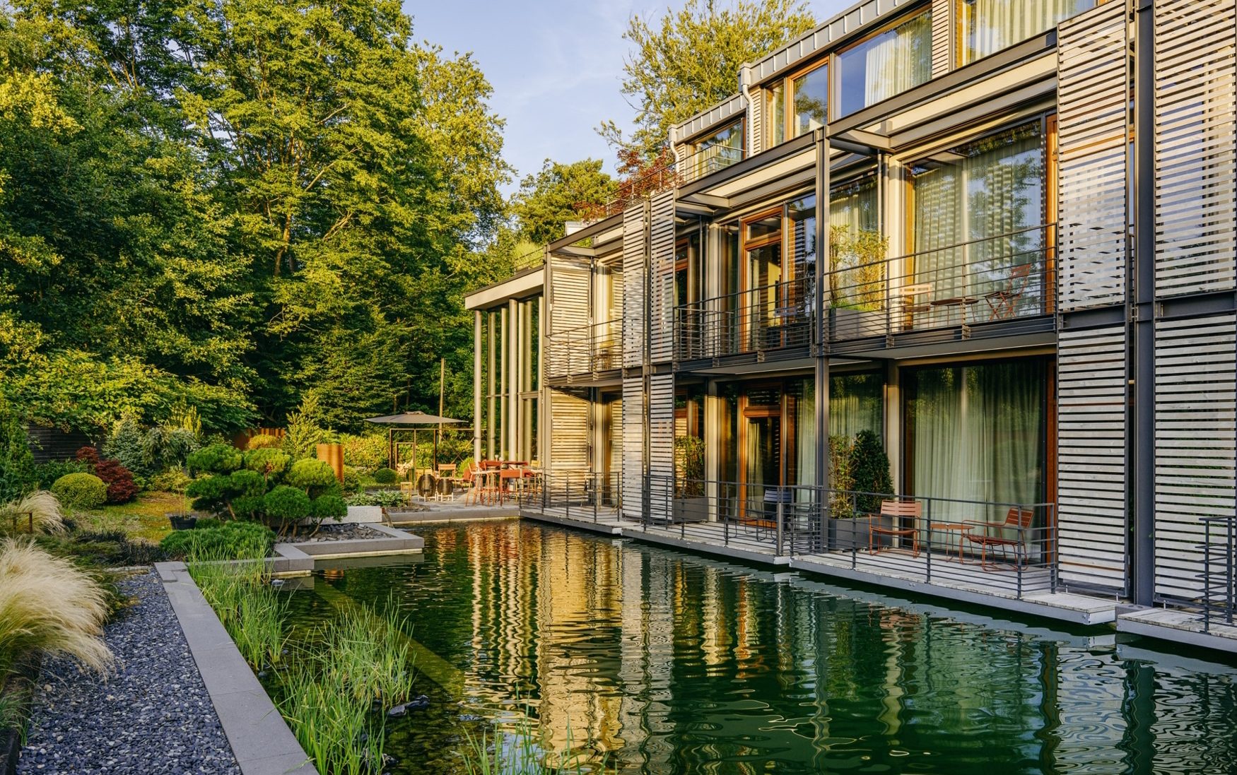 Schwimmteich Schwimmteich mit Blick auf die Balkon- und Terrassenzimmer in der Diepeschrather Mühle