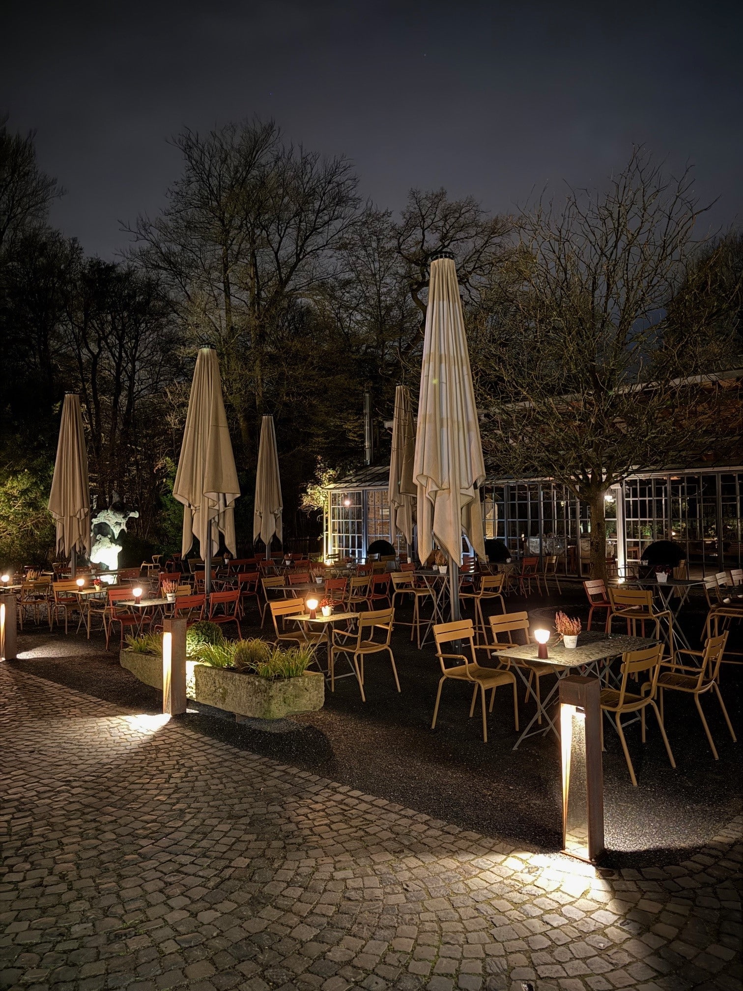 Terrasse_abends Blick auf die Terrasse des Restaurants in der Diepeschrather Mühle bei Nacht