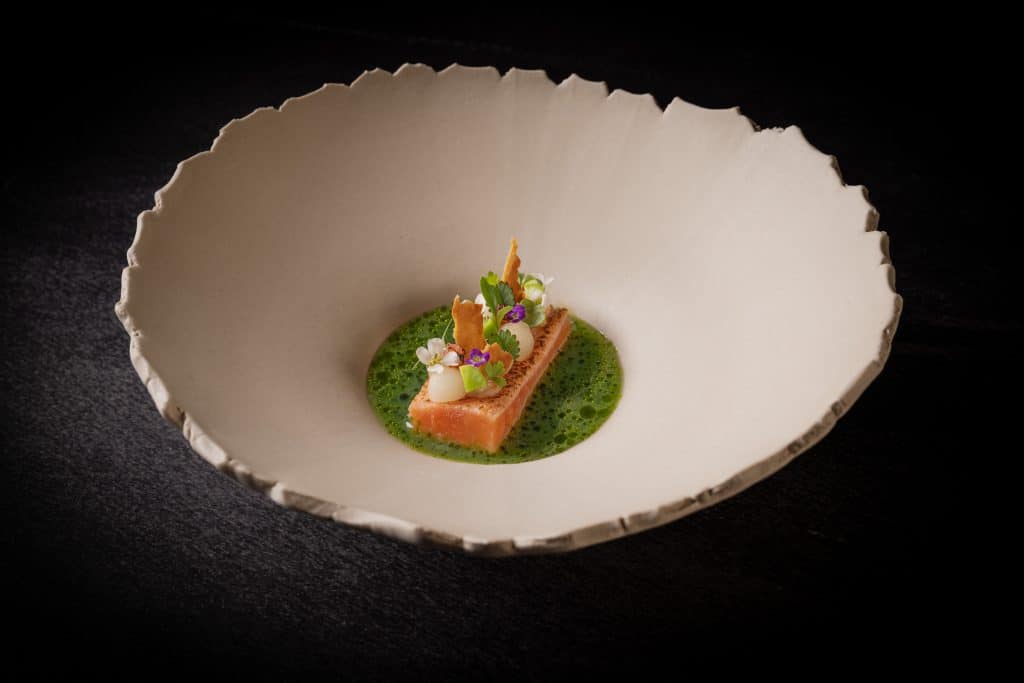 Gebeizter Saibling mit Birne, Speck & Koriander