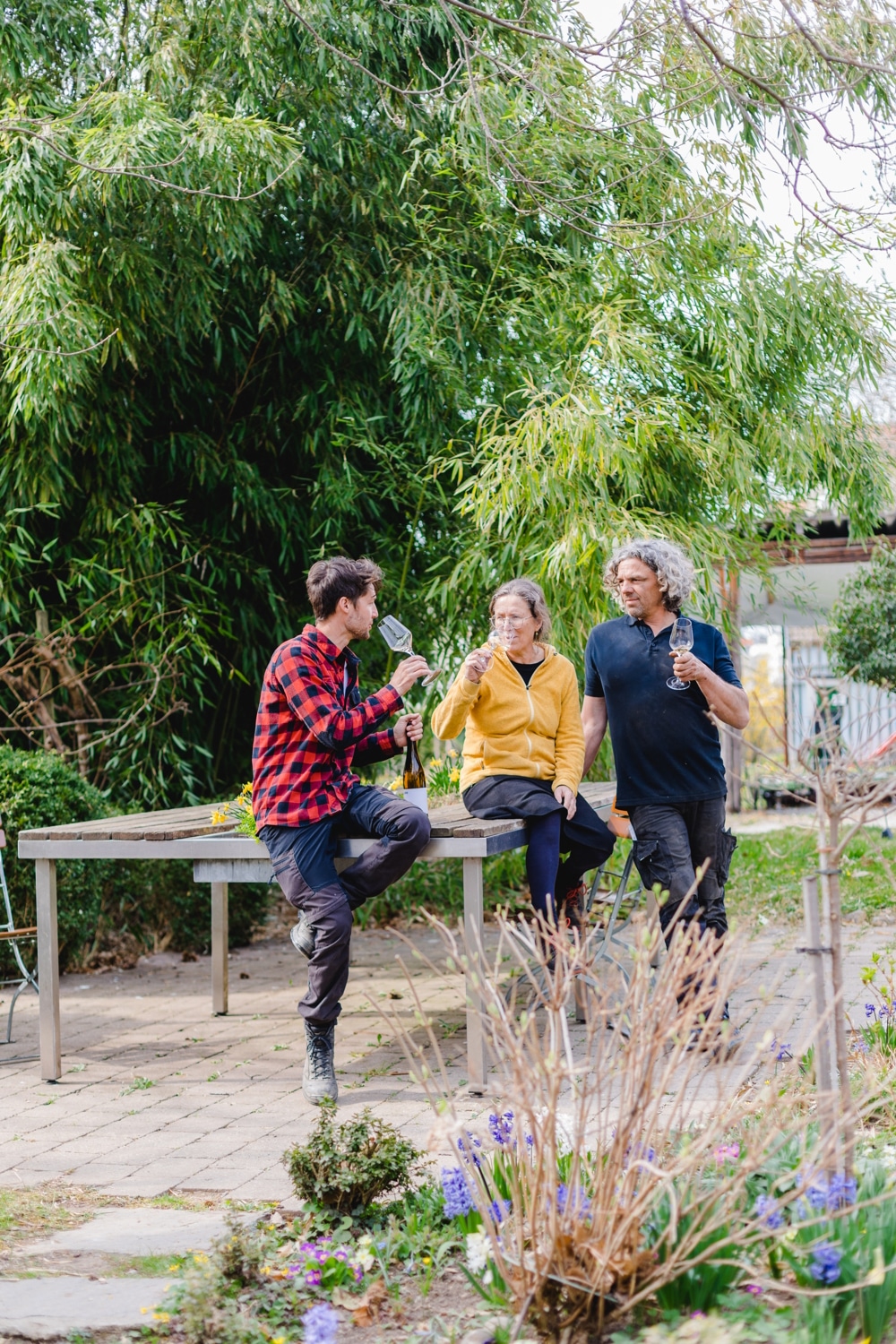 Weinprobe Weingut Lanz Benjamin Lanz mit 2 Besuchern bei der Weinprobe im Garten