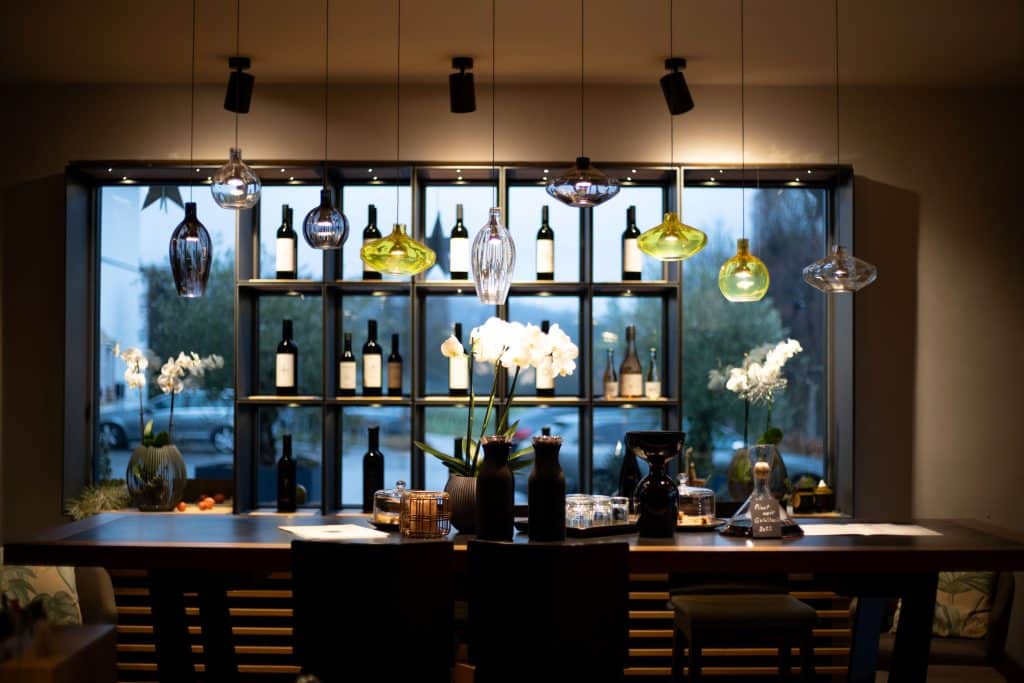 Weinboutique WEingut Kress Weinverkauf Weinshop Innenfoto mit Theke und Regalen und großem Fenster im Hintergrund