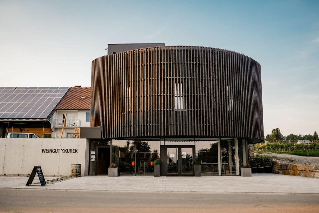 Weingut Kurek – Weinbar und Shop Weingut Kurek Außenaufnahme der modernen Weinbar