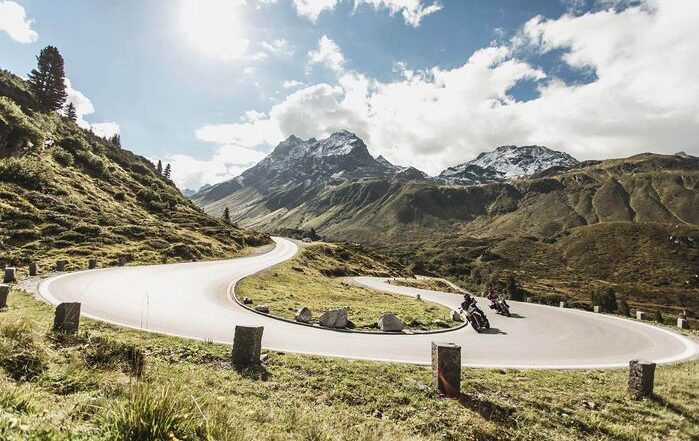 Motorradfahrer in auf Alpenpass