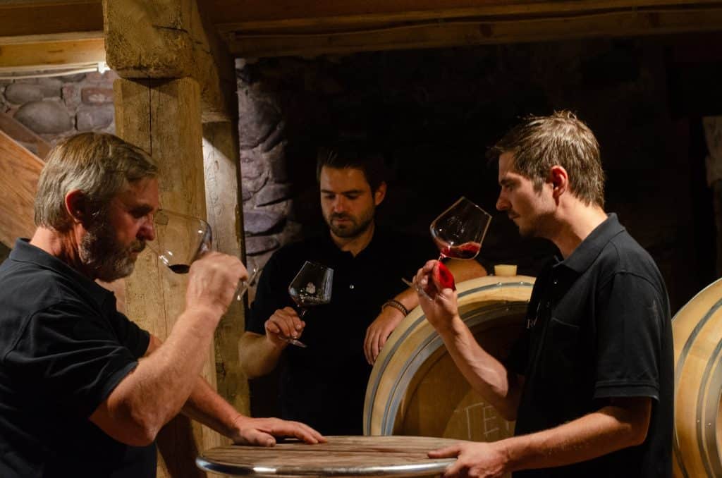 Weintasting – Familie Rebholz_DSC_4196 Vater mit 2 Söhnen bei der Weinprobe im Weinkeller