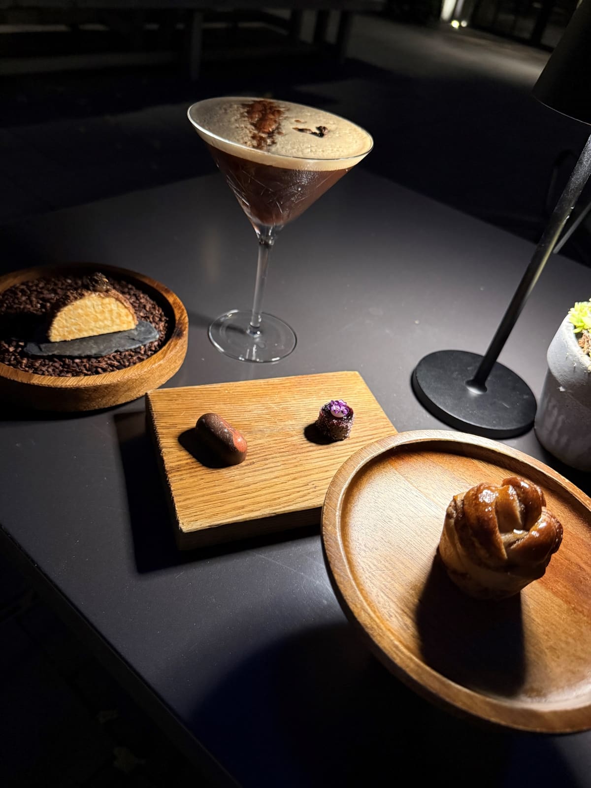 Espresso Martini Espresso Martini Cocktail mit Pralinen und Gebäck