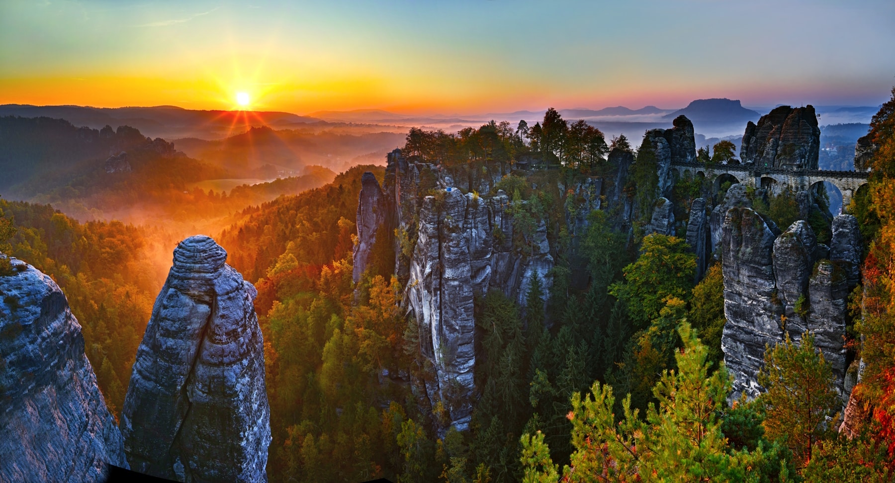 Sonnenaufgang auf der Bastei in der Sächsischen Schweiz im Nebel – Panorama Sonnenaufgang auf der Bastei in der Sächsischen Schweiz im Nebel - Panorama