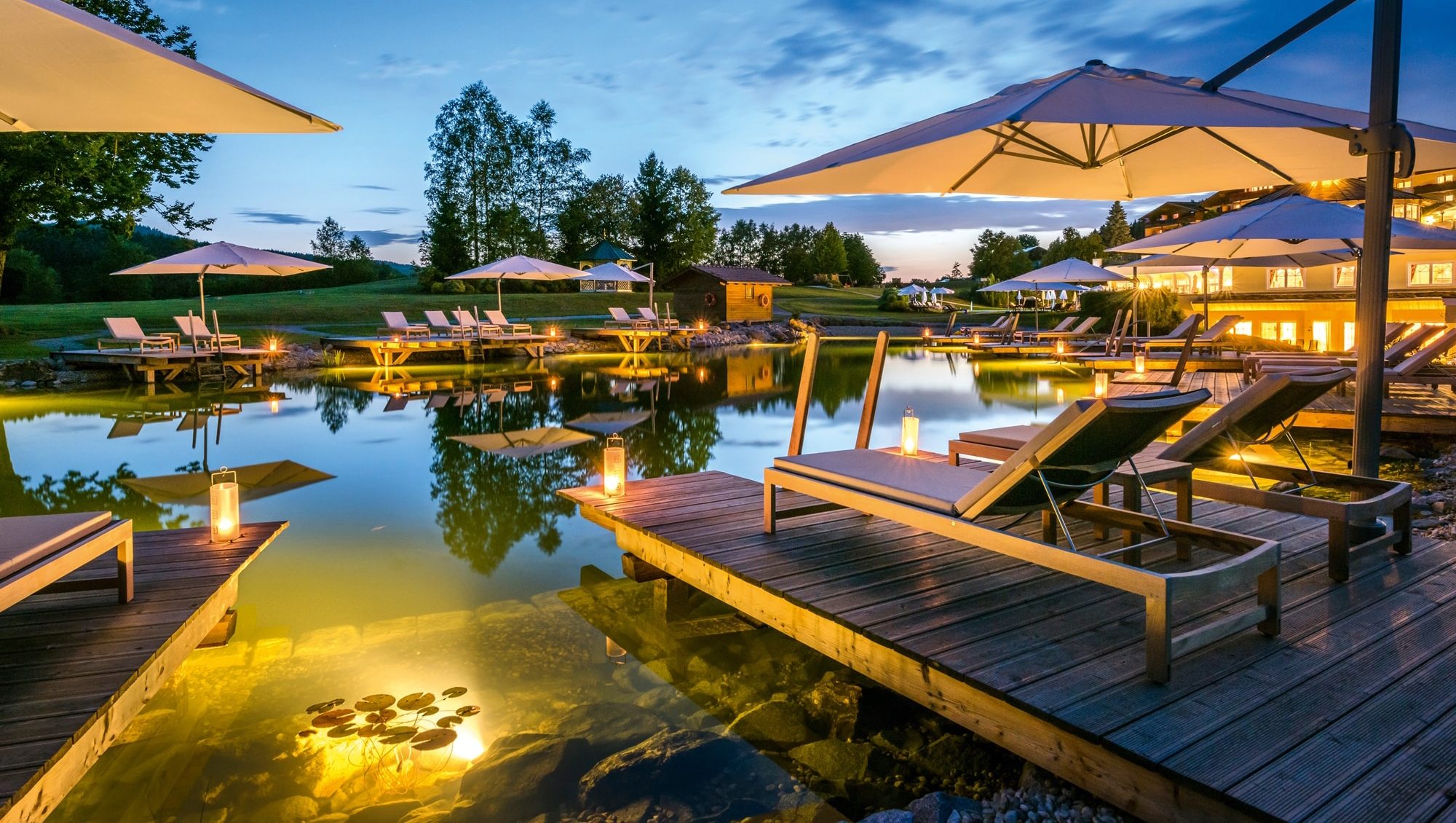 Schwimmteich am Abend im Mooshof Wellness & Spa Resort in Bodenmais