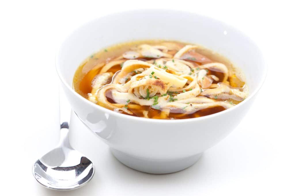 Brühe, Fritatten, Rindsuppe, Suppe, Löffel, Crepes, Teller, Eierkuchen, Essen, Fettauge, flüssig, Frittatten, klar, klare, Krepp, Omelett, Palatschinken, Pfannkuchen, Rindssuppe, weiß, Hintergrund, Einlage, Schnittlauch, ein, eine, Schüssel
