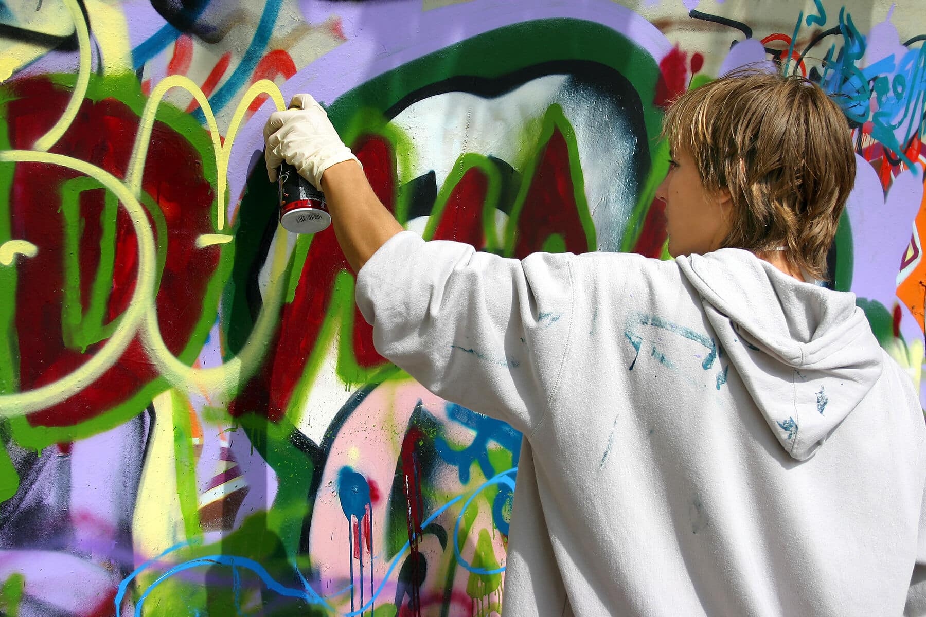 Jugendlicher beim Graffiti sprühen Jugendlicher beim Graffiti sprühen
