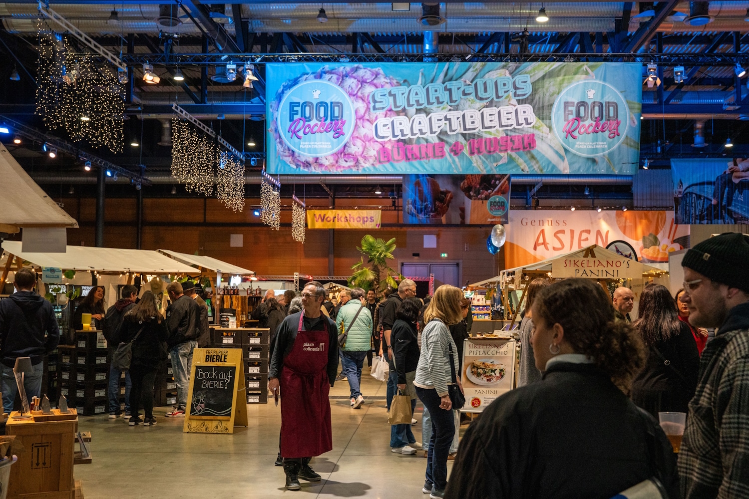 Besucher in Messehalle - Plaza-Culinaria, Freiburg