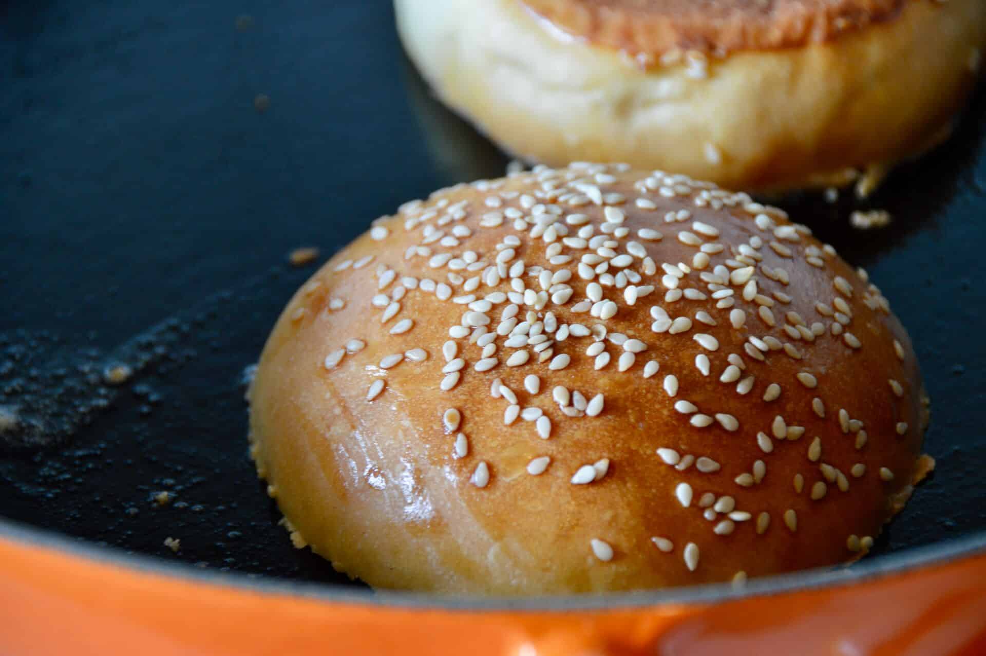 Burger Buns Burger Buns in der Pfanne