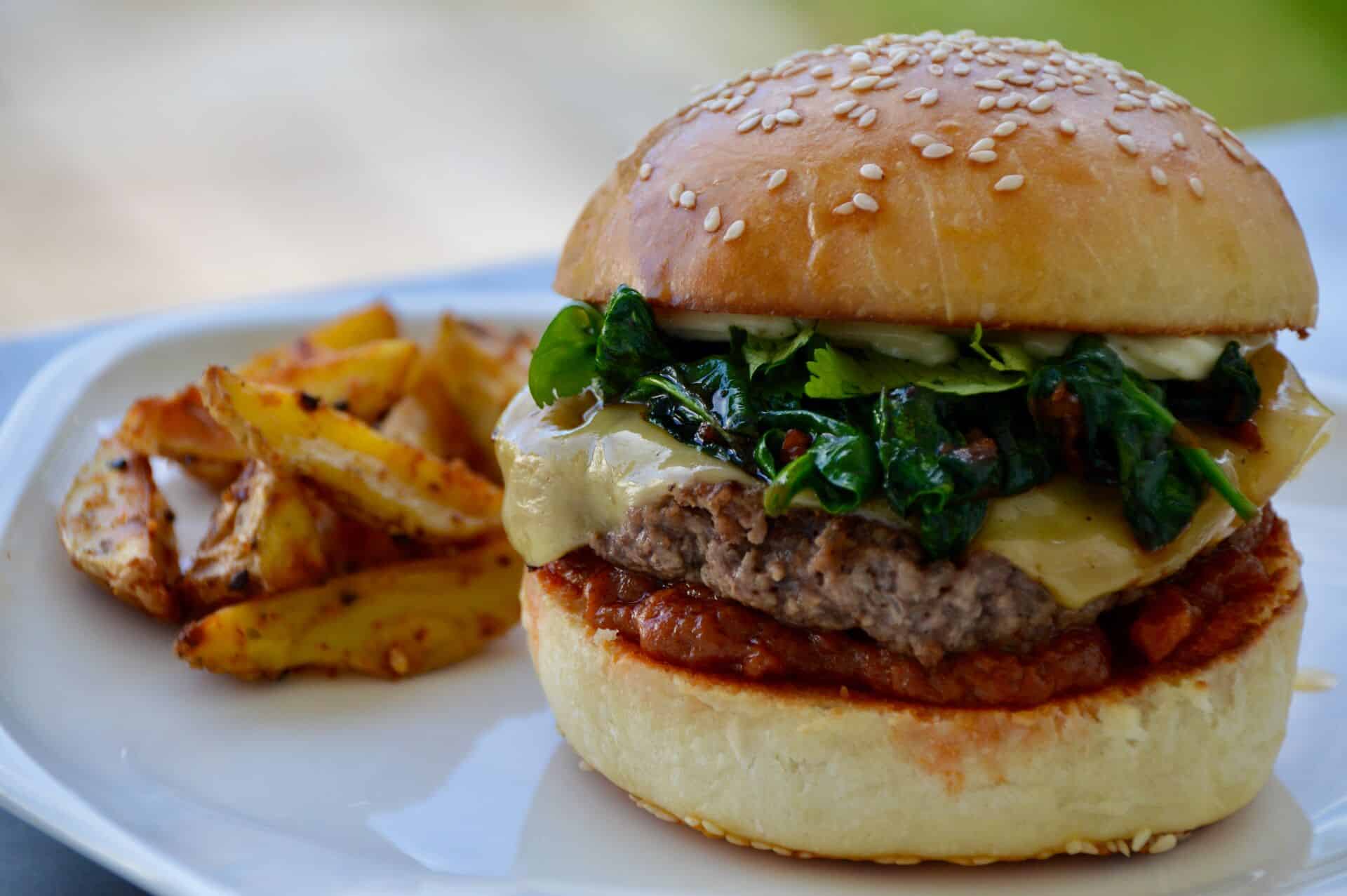 Thai-Style Burger Thai-Style Burger mit Pommers auf einem Teller servierfertig