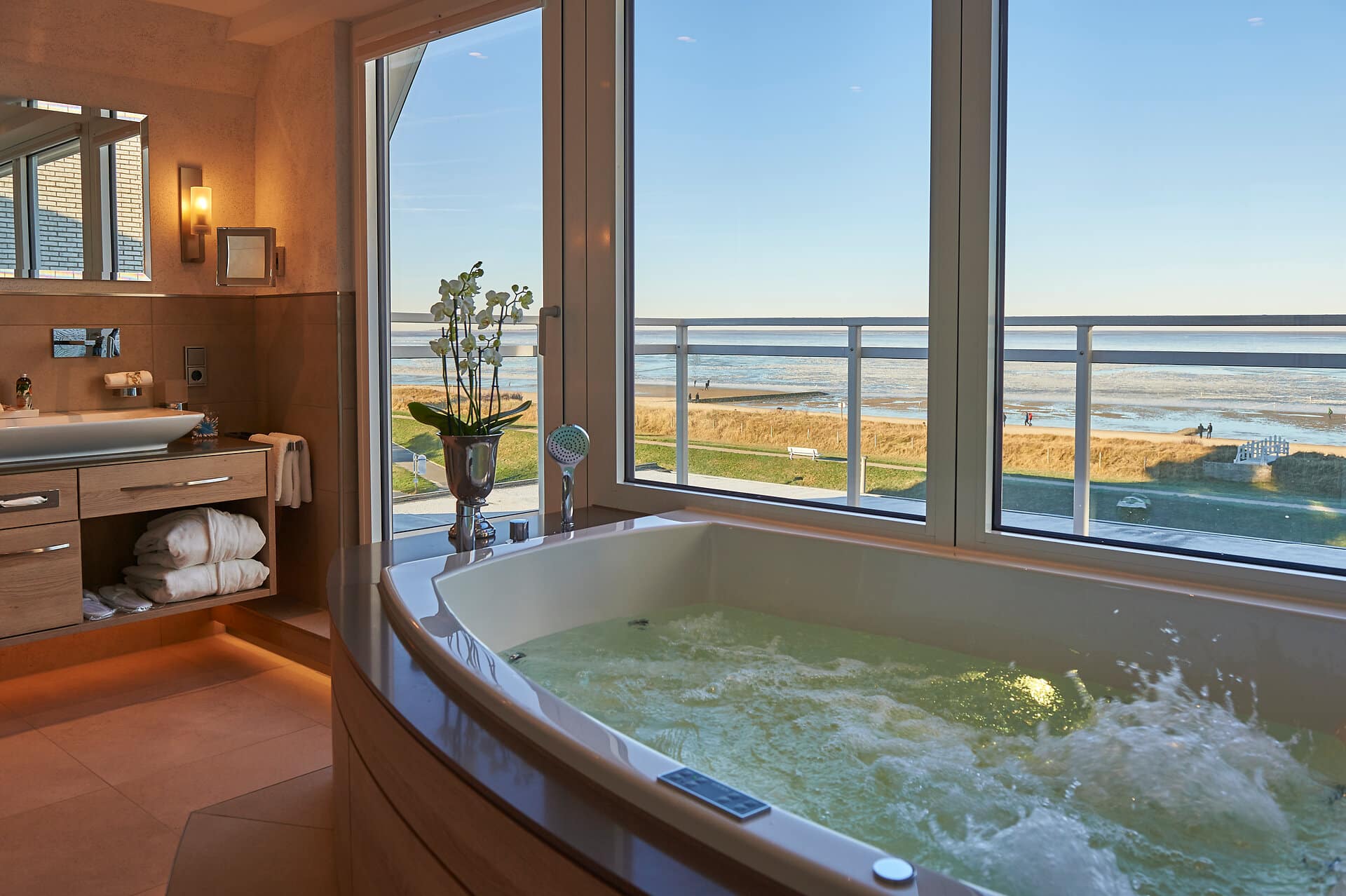 Whirlpool Badhotel Sternhagen Whirlpool mit Aussicht auf das Wattenmeer im Badhotel Sternhagen
