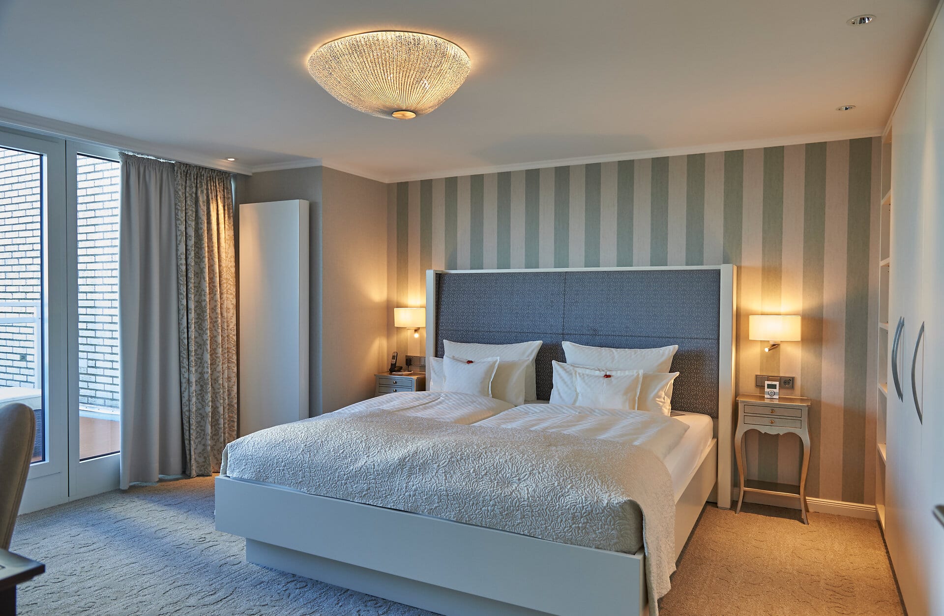 Doppelzimmer komfortables Doppelzimmer weißen und grauenv´Tönen mit bodentiefen Fenstern und Balkon