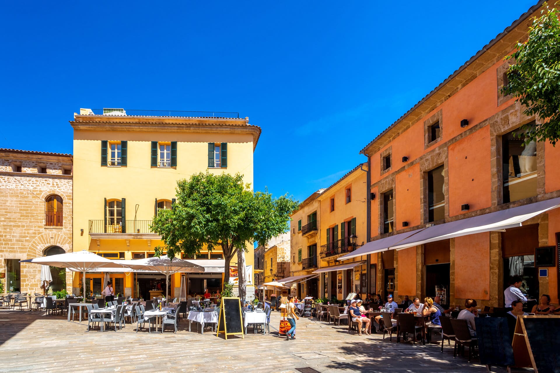 Alcúdia Altstadt Sonniger Platz mit Restaurants in der Altstadt von Alcudia