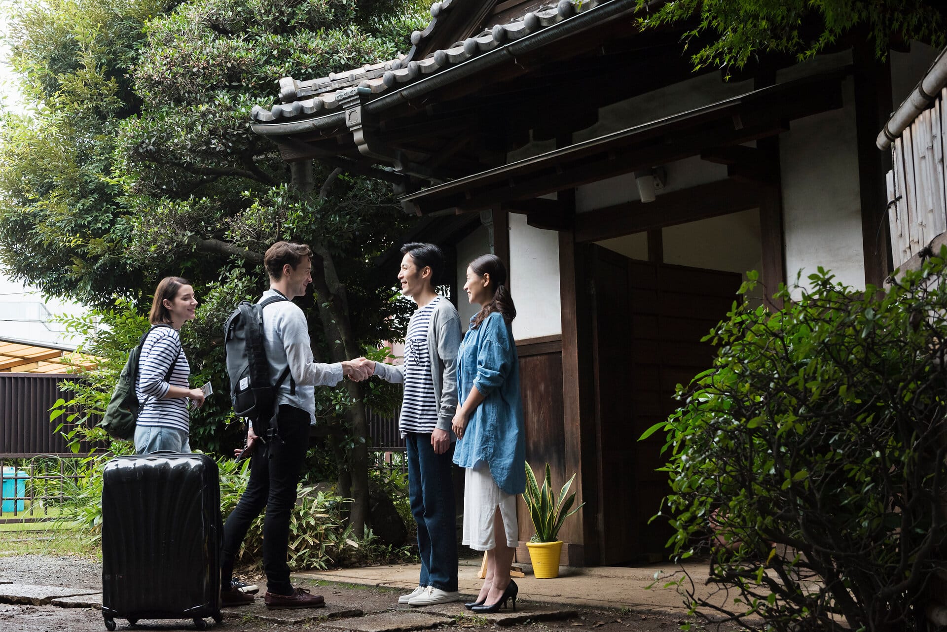 Altes Haus, private Unterkunft in Japan Gastgeberehepaar begrüßen die ankommenden Gäste