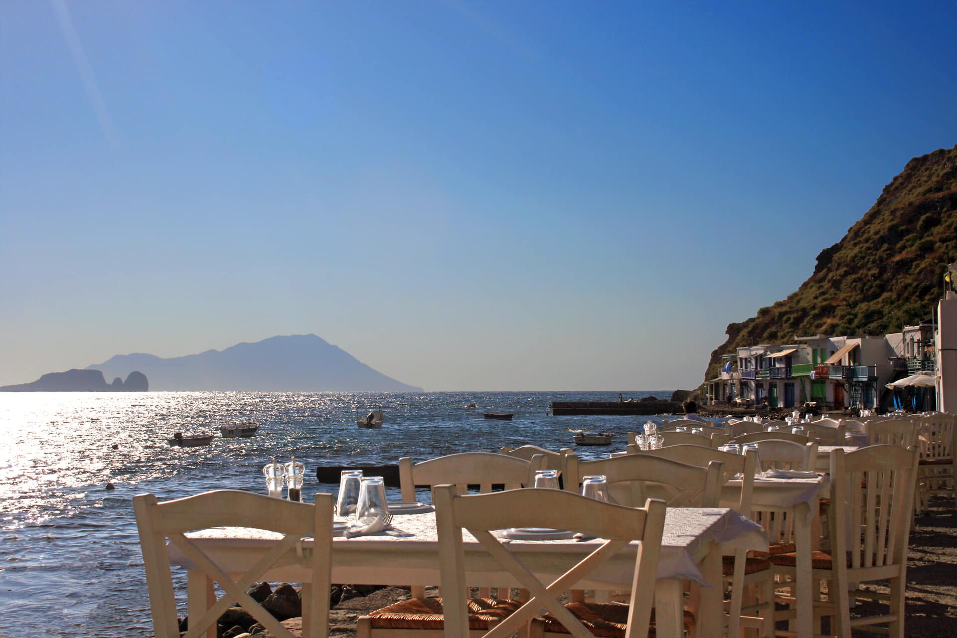 Griechenlamd Milos Strandrestaurant Griechenlamd Milos Strandrestaurant mit Blick aufs blaue Meer