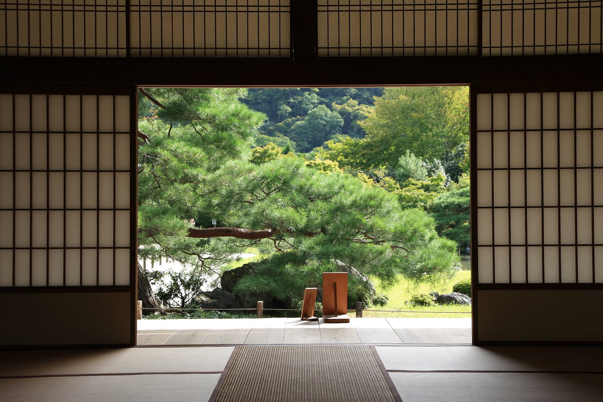 Traditionelles japanisches Zimmer mit Gartenblick