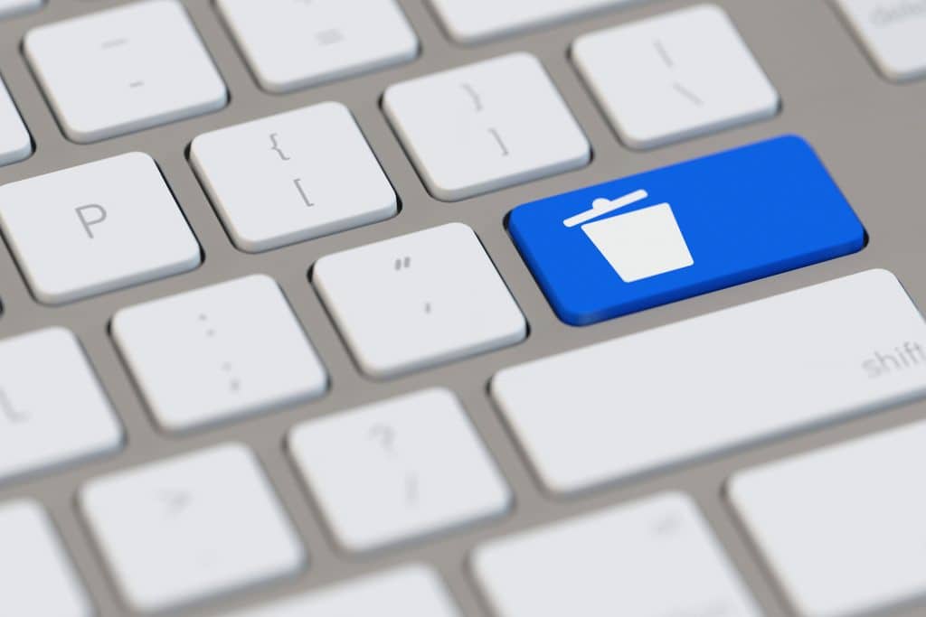 Papierkorb löschen Taste am Computer Blaue Papierkorb löschen Taste auf der Tastatur am Computer