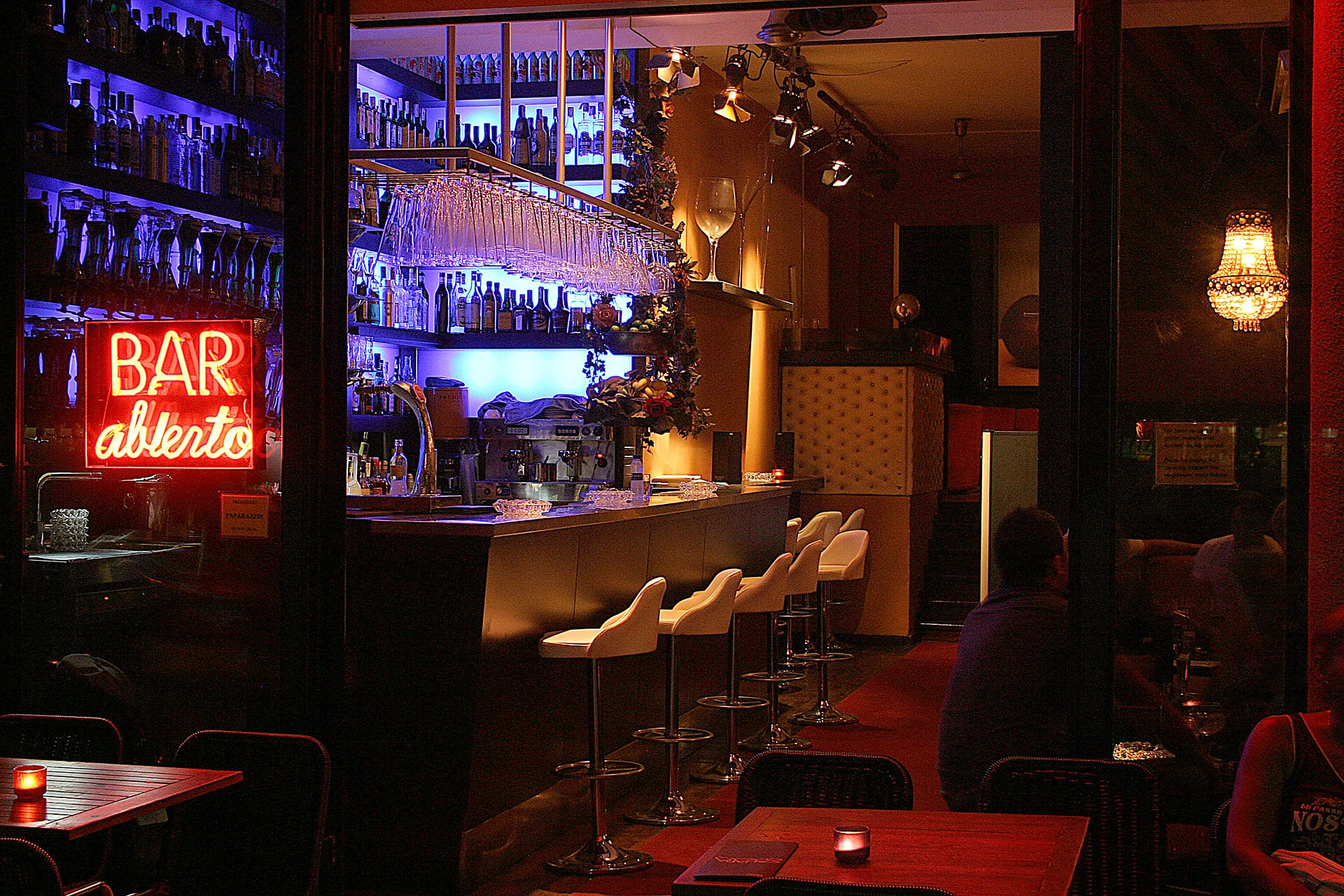 Bar mit Schild offen- Fotostrecke Bars in Wien