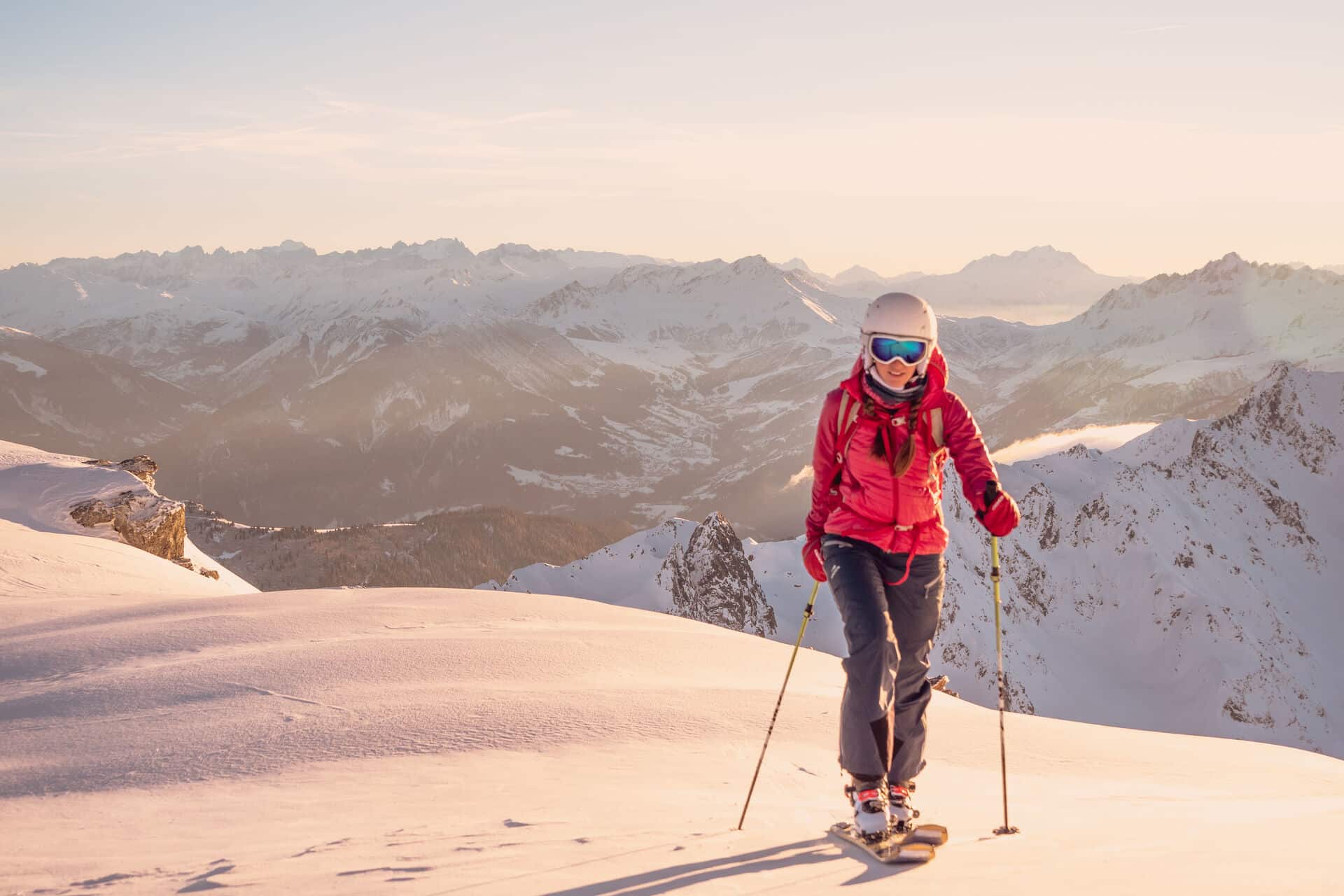 Skiwandern Skifahren: Junge Frau auf Skiwandertour mit Gipfelpanorama