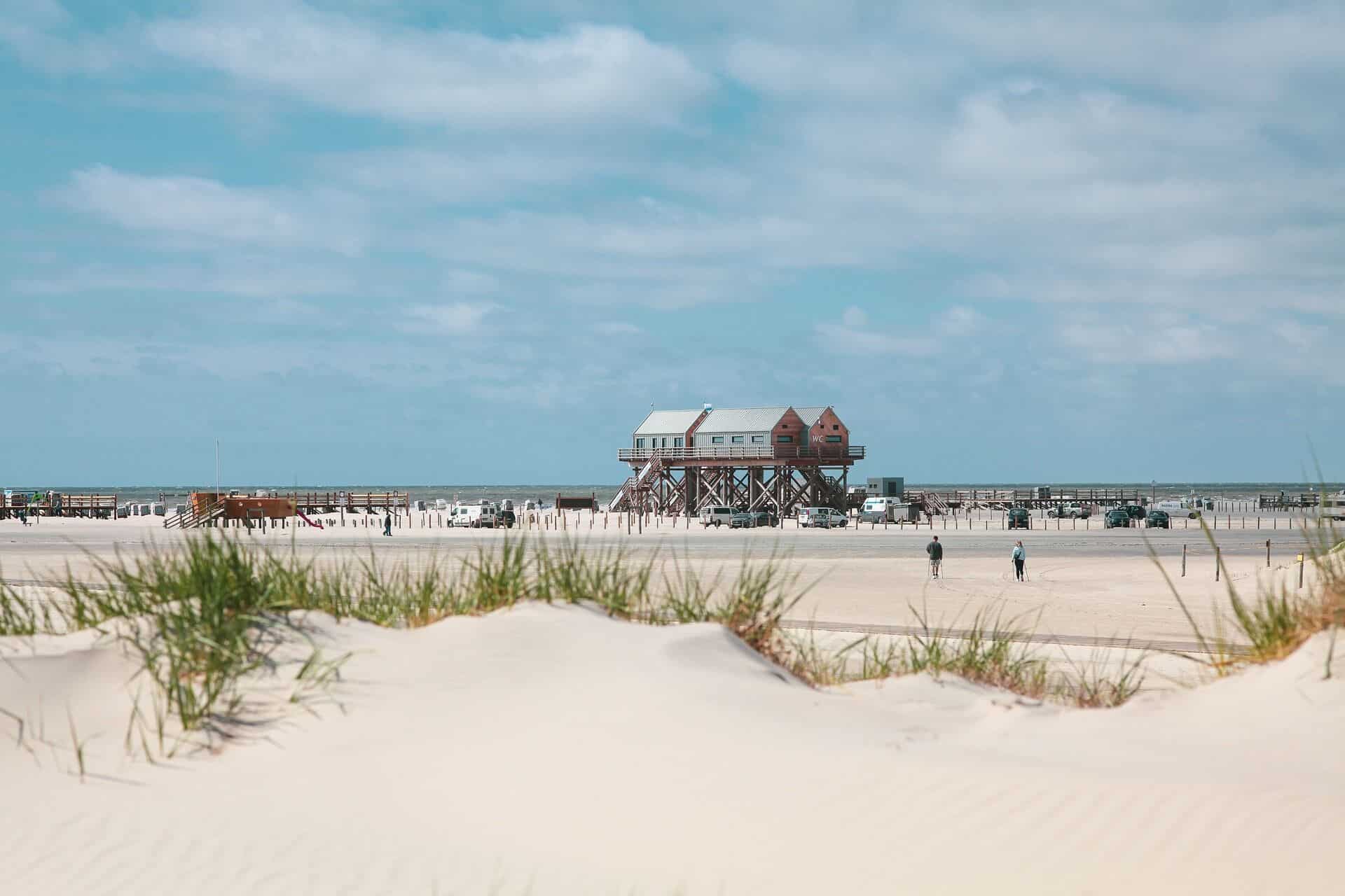 Pfahlbauten am Strand Pfahlbauten an der Nordsee