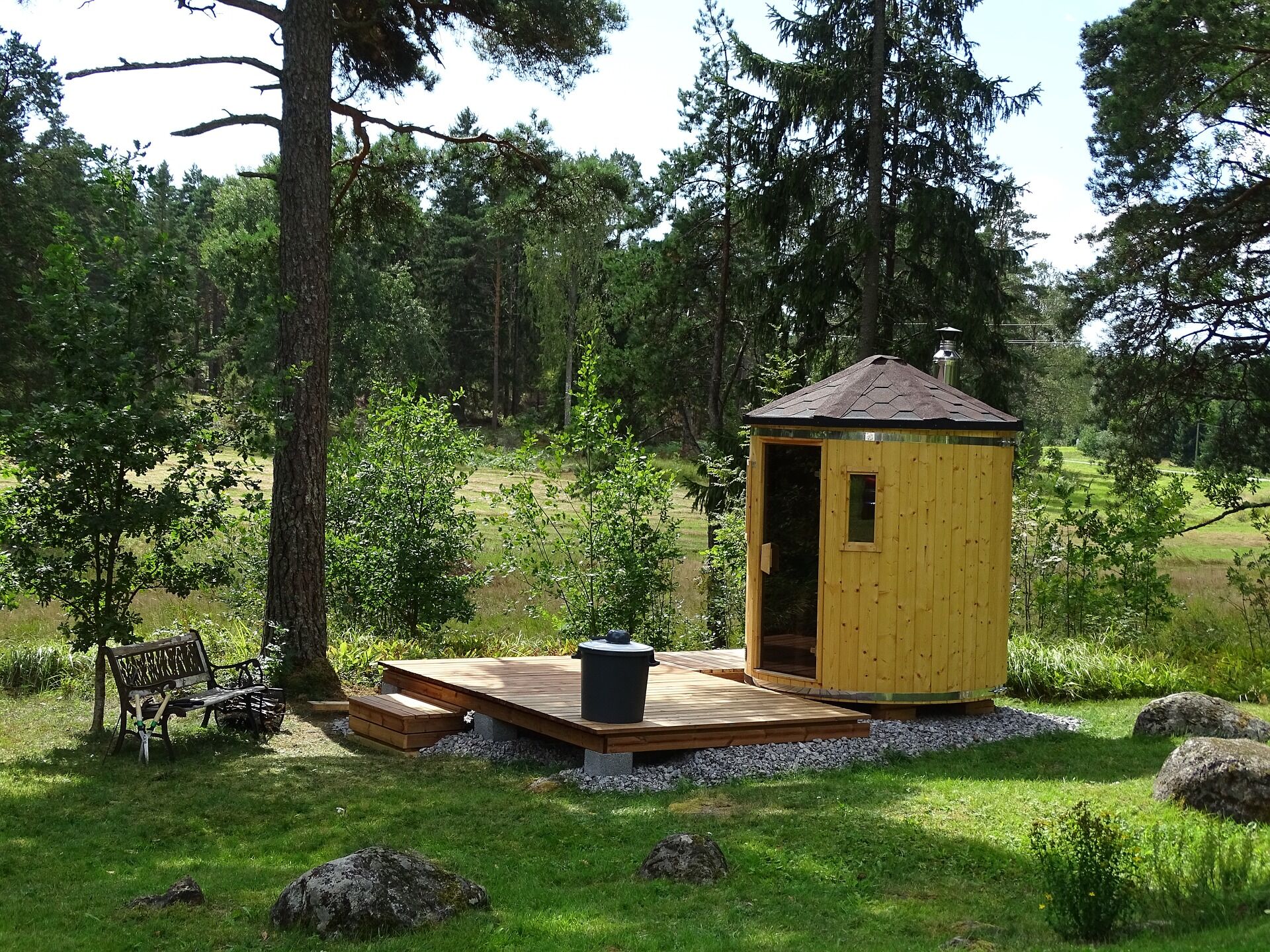 Sauna im Garten Kleine Fassauna senkrecht im Garten