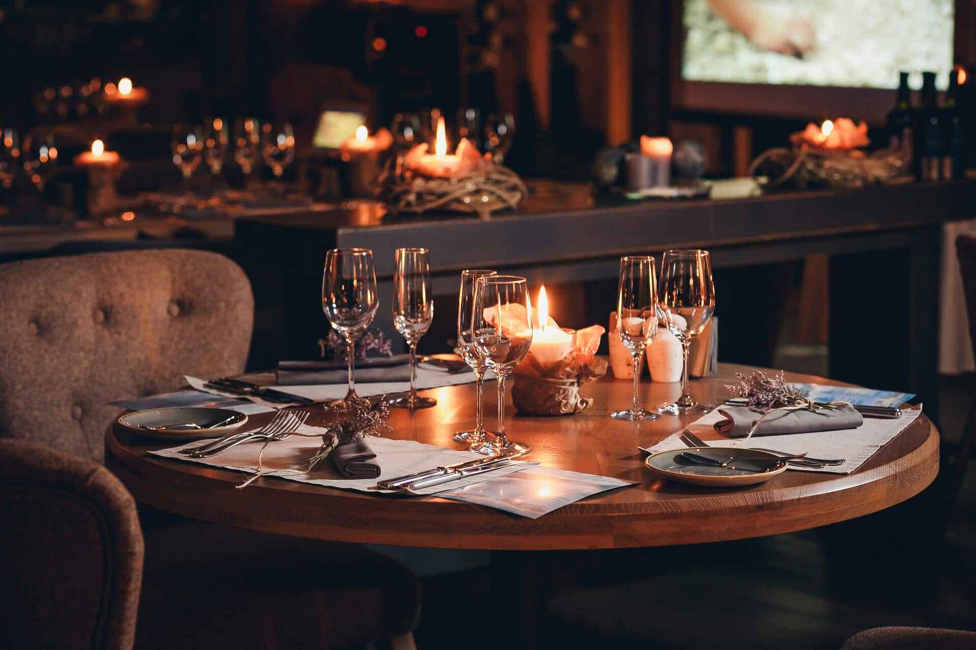 tableware Holztisch mit Gedeck und Kerzen im Restaurant